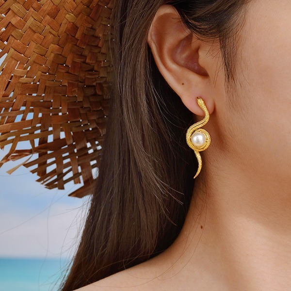 《 QBOX 》FASHION 飾品【GED-862】精緻個性「金蛇纏珠」復古靈動蛇形珍珠鈦鋼耳環/耳飾-細節圖8