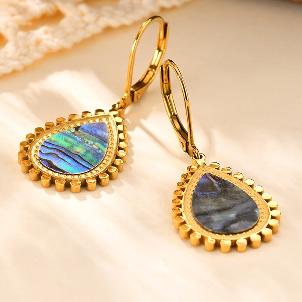 《 QBOX 》FASHION 飾品【GED-896】精緻個性「謐海幻彩」彩色海貝水滴鈦鋼耳環/耳飾-細節圖5