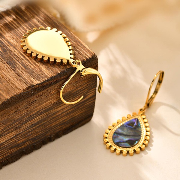 《 QBOX 》FASHION 飾品【GED-896】精緻個性「謐海幻彩」彩色海貝水滴鈦鋼耳環/耳飾-細節圖7