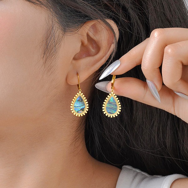 《 QBOX 》FASHION 飾品【GED-896】精緻個性「謐海幻彩」彩色海貝水滴鈦鋼耳環/耳飾-細節圖8