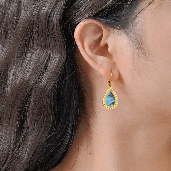 《 QBOX 》FASHION 飾品【GED-896】精緻個性「謐海幻彩」彩色海貝水滴鈦鋼耳環/耳飾-細節圖9