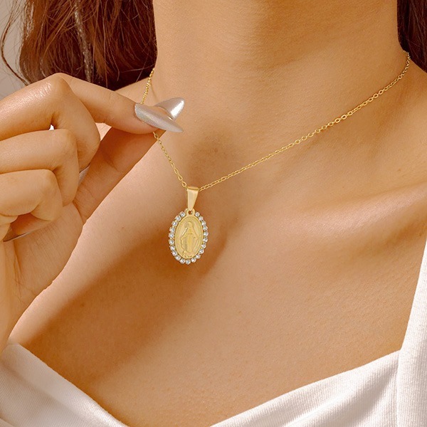 《 QBOX 》FASHION 飾品【GPN-2158】 精緻個性宗教浮雕聖母瑪利亞鋯石橢圓牌鈦鋼墬子項鍊/蛇骨鍊-細節圖6