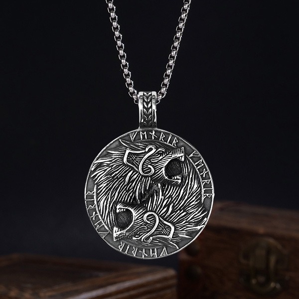 《 QBOX 》FASHION 飾品【CBP8-1368】精緻個性復古維京符文「北歐雙狼圖騰」圓盾鈦鋼墬子項鍊/掛飾-細節圖3