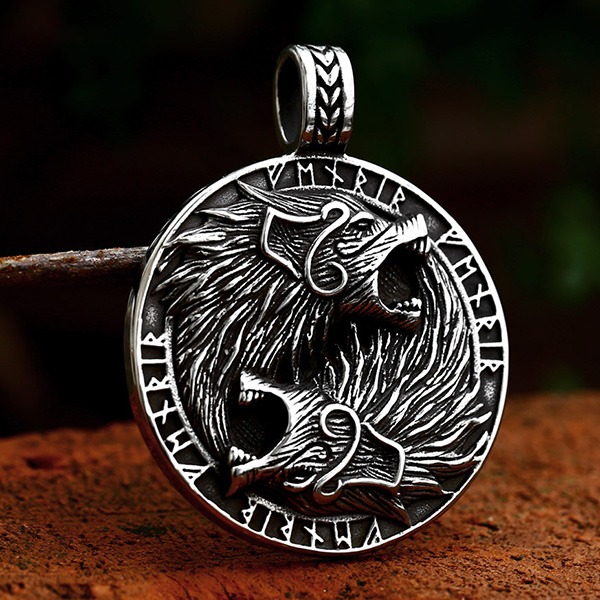 《 QBOX 》FASHION 飾品【CBP8-1368】精緻個性復古維京符文「北歐雙狼圖騰」圓盾鈦鋼墬子項鍊/掛飾-細節圖4