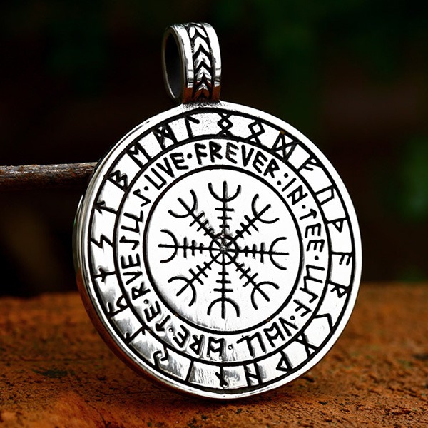 《 QBOX 》FASHION 飾品【CBP8-1368】精緻個性復古維京符文「北歐雙狼圖騰」圓盾鈦鋼墬子項鍊/掛飾-細節圖5