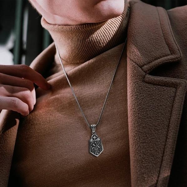 《 QBOX 》FASHION 飾品【CBP8-886】精緻個性十字架盾面平安庇護鈦鋼墬子項鍊/掛飾-細節圖9