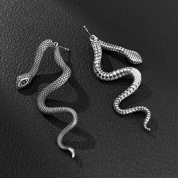 《 QBOX 》FASHION 飾品【E25N1082】精緻個性「靈蛇惑影」綠眸蛇形鈦鋼耳環/耳飾-細節圖3