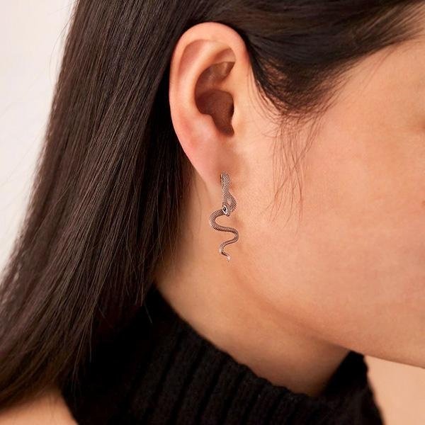 《 QBOX 》FASHION 飾品【E25N1082】精緻個性「靈蛇惑影」綠眸蛇形鈦鋼耳環/耳飾-細節圖7