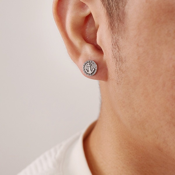 《 QBOX 》FASHION 飾品【E25N1086】精緻個性復古「航向自由」船錨圓牌鈦鋼耳環/耳飾-細節圖7