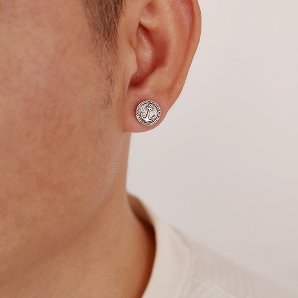 《 QBOX 》FASHION 飾品【E25N1086】精緻個性復古「航向自由」船錨圓牌鈦鋼耳環/耳飾-細節圖9
