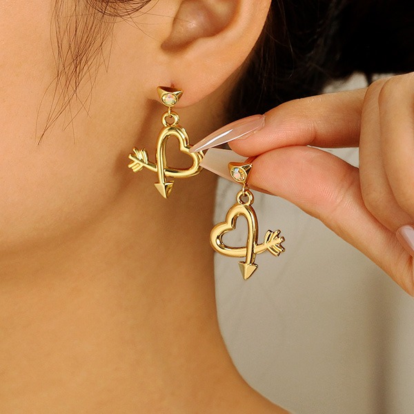 《 QBOX 》FASHION 飾品【E25N1132】精緻個性「一箭傾心」金色愛心箭羽鈦鋼耳環/耳飾-細節圖7
