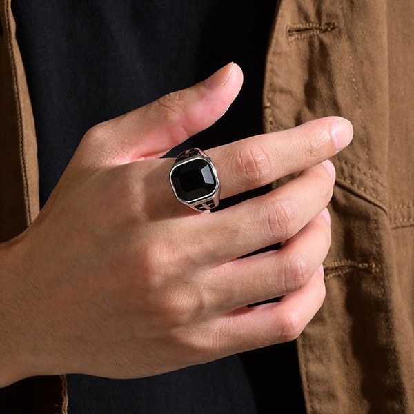《 QBOX 》FASHION 飾品【GRC-614】精緻個性復古「黑曜聖印」十字方黑鑽鈦鋼戒指/戒環-細節圖7