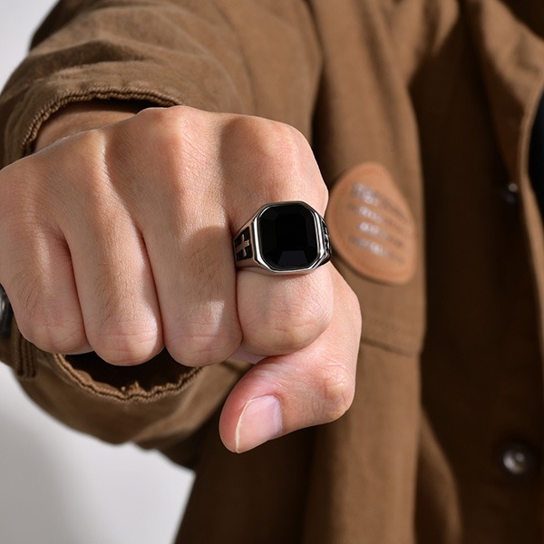 《 QBOX 》FASHION 飾品【GRC-614】精緻個性復古「黑曜聖印」十字方黑鑽鈦鋼戒指/戒環-細節圖8