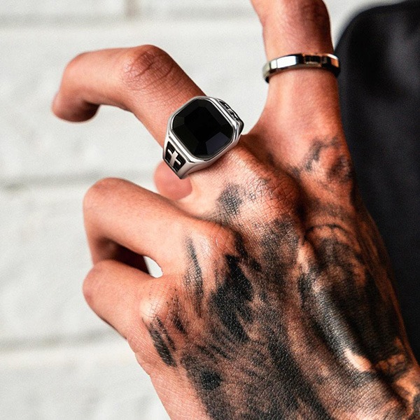 《 QBOX 》FASHION 飾品【GRC-614】精緻個性復古「黑曜聖印」十字方黑鑽鈦鋼戒指/戒環-細節圖9