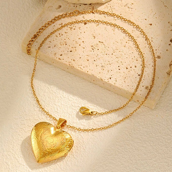 《 QBOX 》FASHION 飾品【GPN-2131】 精緻個性「心之秘語」金色鈦鋼雕花心形相盒項鍊/掛飾-細節圖5
