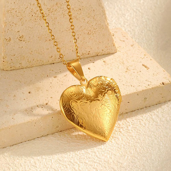 《 QBOX 》FASHION 飾品【GPN-2131】 精緻個性「心之秘語」金色鈦鋼雕花心形相盒項鍊/掛飾-細節圖7