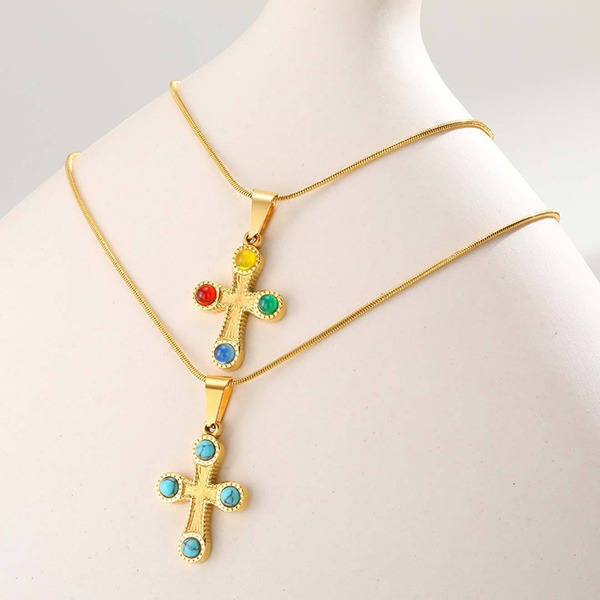 《 QBOX 》FASHION 飾品【GPN-2196】精緻個性「聖光綺遇」金色鈦鋼彩鑲寶石十字架項鍊/鎖骨鍊（雙款）-細節圖4