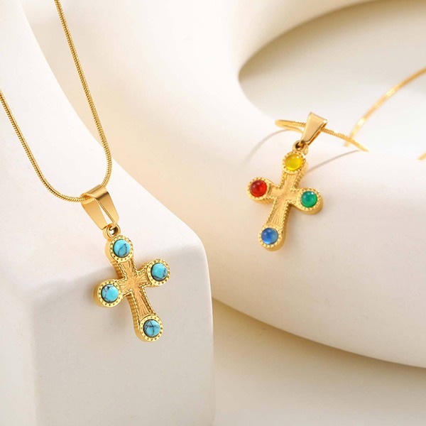 《 QBOX 》FASHION 飾品【GPN-2196】精緻個性「聖光綺遇」金色鈦鋼彩鑲寶石十字架項鍊/鎖骨鍊（雙款）-細節圖5