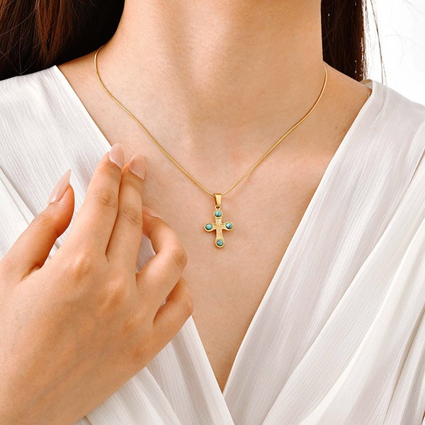 《 QBOX 》FASHION 飾品【GPN-2196】精緻個性「聖光綺遇」金色鈦鋼彩鑲寶石十字架項鍊/鎖骨鍊（雙款）-細節圖9