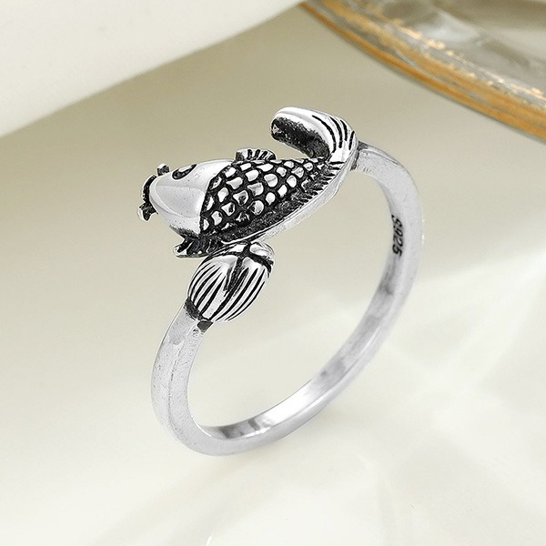 《 QBOX 》FASHION 飾品【RF214】精緻個性復古「魚戲蓮間」錦鯉魚S925純銀開口戒指/戒環-細節圖6