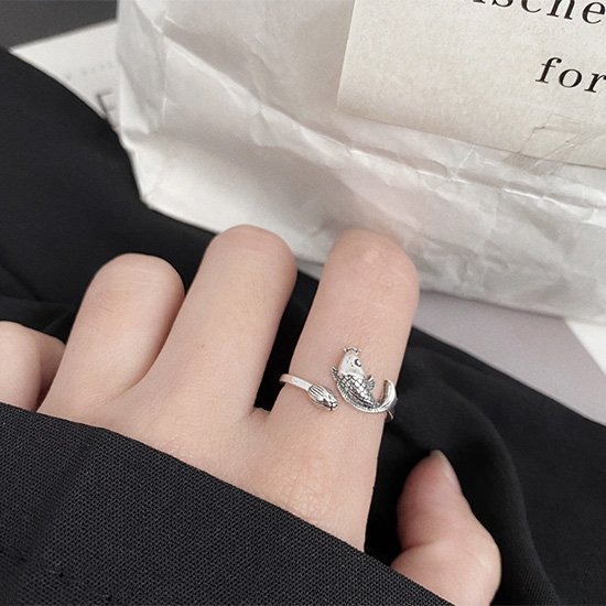 《 QBOX 》FASHION 飾品【RF214】精緻個性復古「魚戲蓮間」錦鯉魚S925純銀開口戒指/戒環-細節圖7