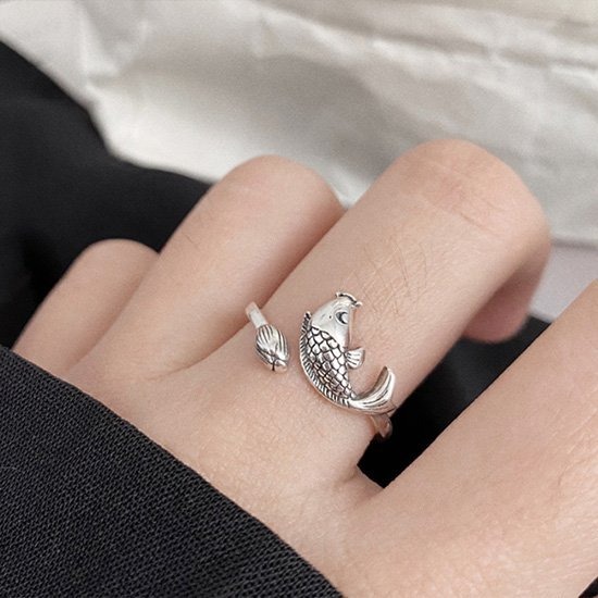 《 QBOX 》FASHION 飾品【RF214】精緻個性復古「魚戲蓮間」錦鯉魚S925純銀開口戒指/戒環-細節圖8