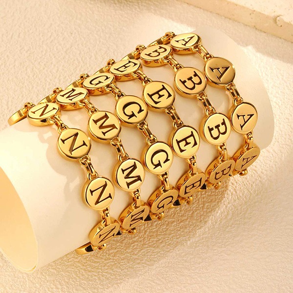 《 QBOX 》FASHION 飾品【GBR-2561】 精緻個性「金語私藏」英文字母金色鈦鋼手鍊/手環-細節圖3