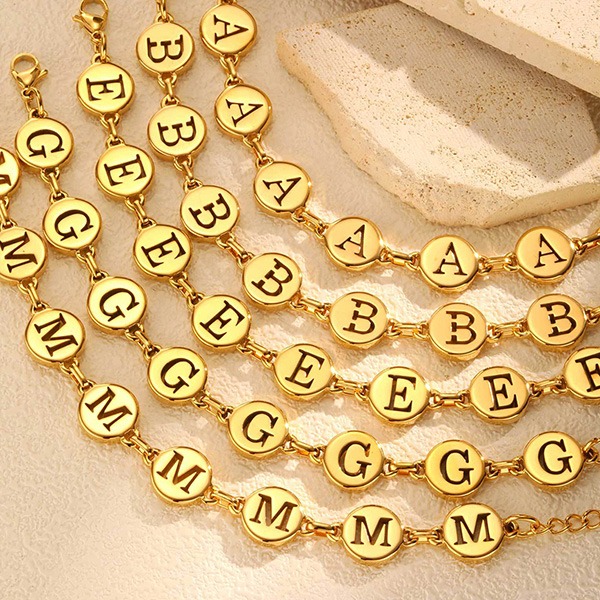 《 QBOX 》FASHION 飾品【GBR-2561】 精緻個性「金語私藏」英文字母金色鈦鋼手鍊/手環-細節圖4