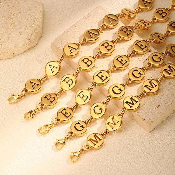 《 QBOX 》FASHION 飾品【GBR-2561】 精緻個性「金語私藏」英文字母金色鈦鋼手鍊/手環-細節圖5