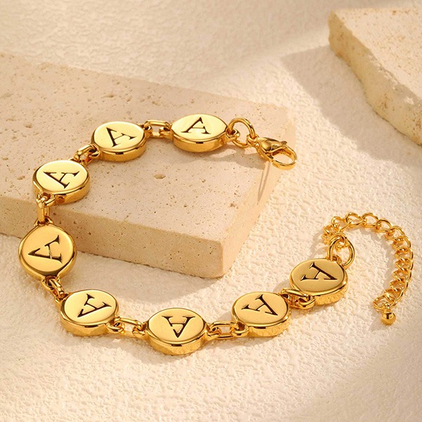 《 QBOX 》FASHION 飾品【GBR-2561】 精緻個性「金語私藏」英文字母金色鈦鋼手鍊/手環-細節圖6