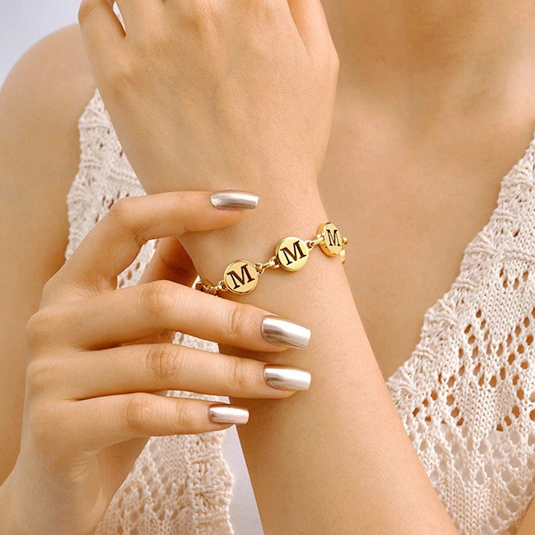 《 QBOX 》FASHION 飾品【GBR-2561】 精緻個性「金語私藏」英文字母金色鈦鋼手鍊/手環-細節圖7