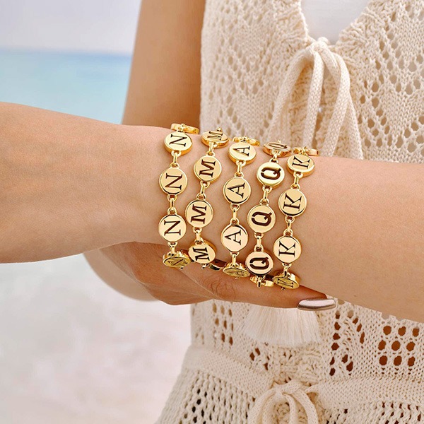 《 QBOX 》FASHION 飾品【GBR-2561】 精緻個性「金語私藏」英文字母金色鈦鋼手鍊/手環-細節圖8