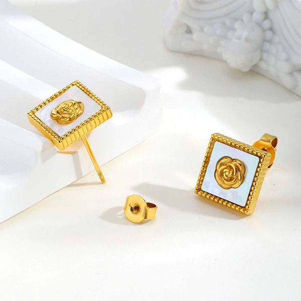 《 QBOX 》FASHION 飾品【GES-388】精緻個性「金蕊貝影」方形金色鑲玫瑰花鈦鋼耳環/耳飾-細節圖4