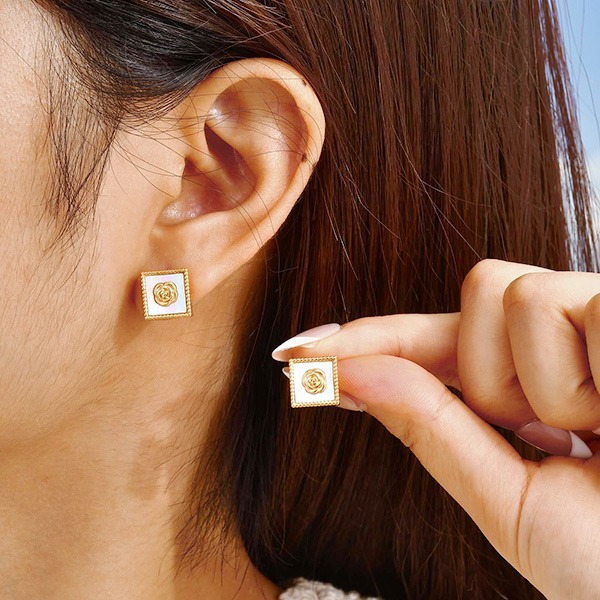《 QBOX 》FASHION 飾品【GES-388】精緻個性「金蕊貝影」方形金色鑲玫瑰花鈦鋼耳環/耳飾-細節圖8