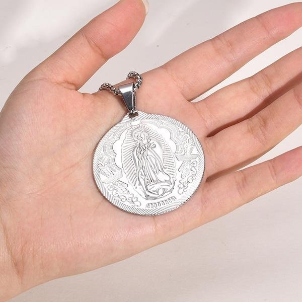 《 QBOX 》FASHION 飾品【GPN-777】精緻個性「「聖光庇佑」」多色圓形聖母鈦鋼項鍊/掛飾-細節圖4