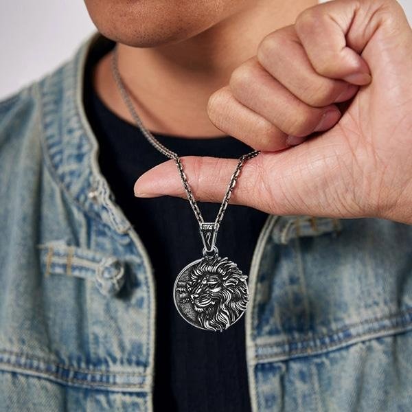 《QBOX 》FASHION 飾品【CBP8-663】精緻個性復古「王者之獅」圓形浮雕獅子頭鈦鋼墬子項鍊/掛飾-細節圖7