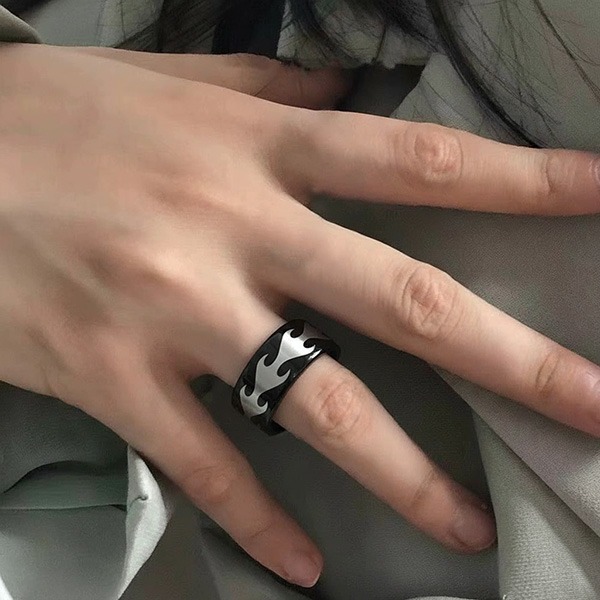 《 QBOX 》FASHION 飾品【R5918198】精緻個性「銀焰狂潮」火焰紋理鈦鋼戒指/戒環-細節圖7