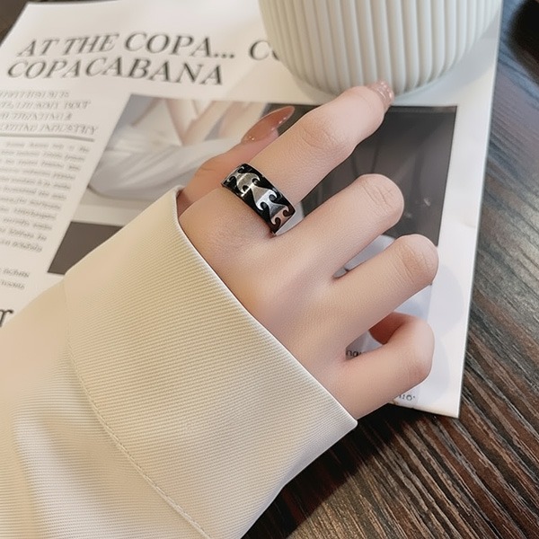 《 QBOX 》FASHION 飾品【R5918198】精緻個性「銀焰狂潮」火焰紋理鈦鋼戒指/戒環-細節圖8