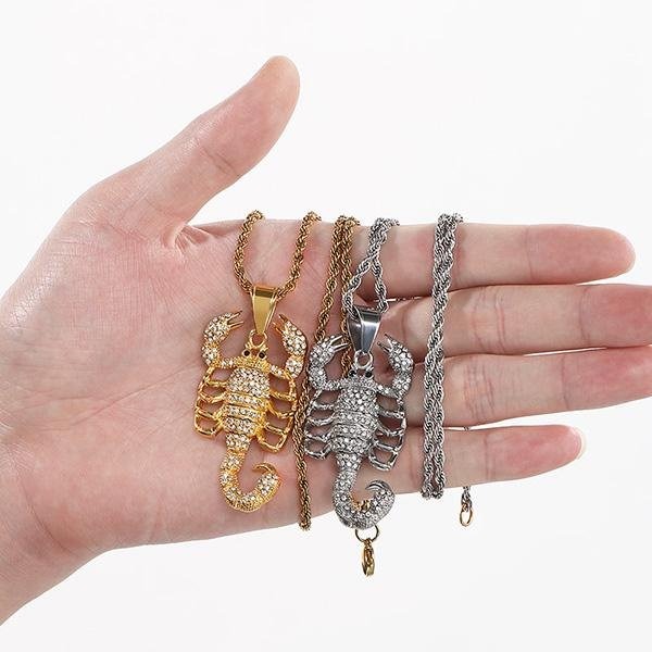 《QBOX 》FASHION 飾品【CKP116046】精緻個性嘻哈「毒蠍閃耀」鑲鑽蠍子鈦鋼墬子項鍊/掛飾-細節圖9