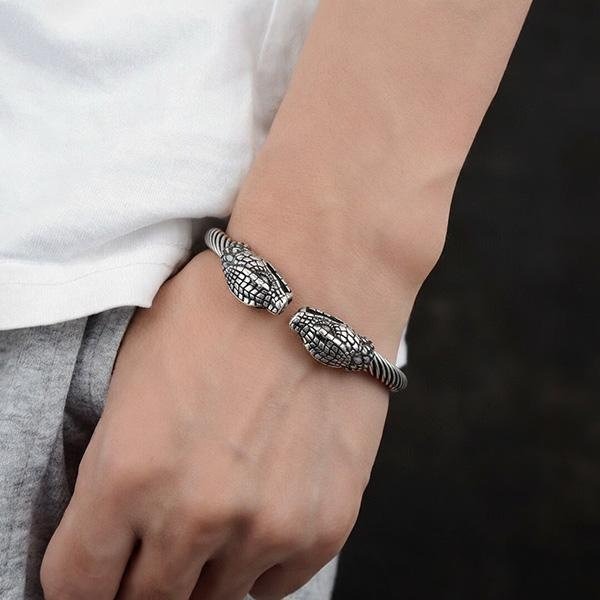 《 QBOX 》FASHION 飾品【BBRG-046】 精緻個性立體霸氣雙蛇頭扭紋鈦鋼開口手鐲/手環-細節圖10