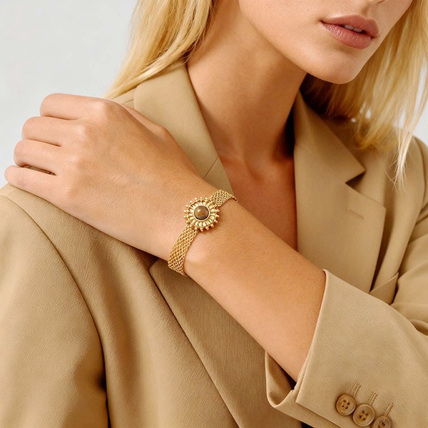 《 QBOX 》FASHION 飾品【GBR-2868】 精緻個性金色太陽虎眼石網狀鈦鋼手鍊/手環-細節圖7