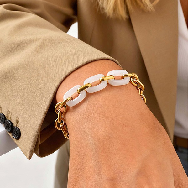 《 QBOX 》FASHION 飾品【GBR-2678】 精緻個性金色三圈白玉石拼鈦鋼手鍊/手環-細節圖7