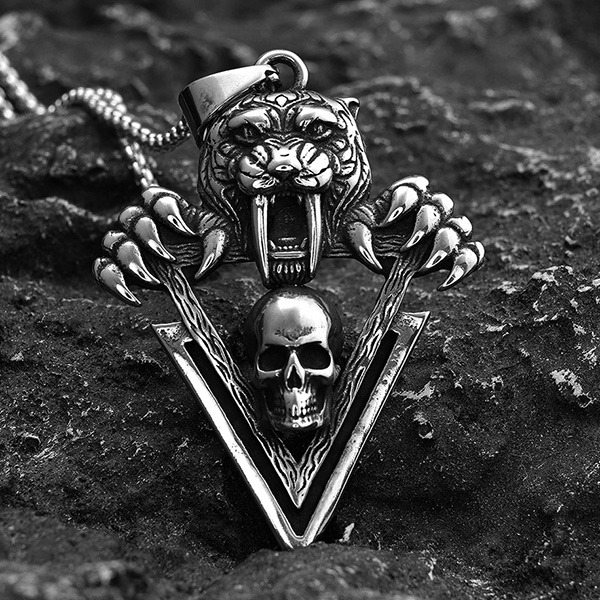 《 QBOX 》FASHION 飾品【CBP8-910】精緻個性龐克風劍齒虎骷顱頭三角鈦鋼墬子項鍊/吊墬-細節圖3