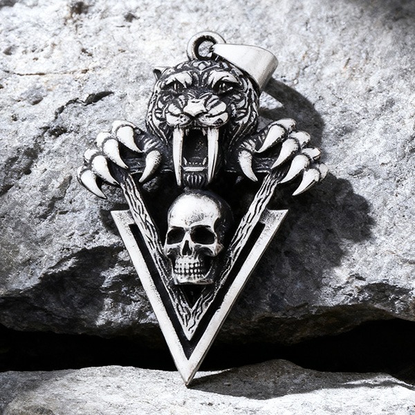 《 QBOX 》FASHION 飾品【CBP8-910】精緻個性龐克風劍齒虎骷顱頭三角鈦鋼墬子項鍊/吊墬-細節圖4