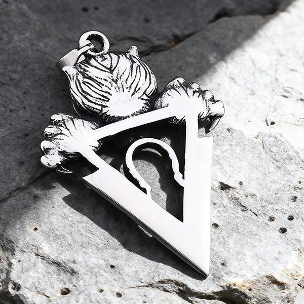 《 QBOX 》FASHION 飾品【CBP8-910】精緻個性龐克風劍齒虎骷顱頭三角鈦鋼墬子項鍊/吊墬-細節圖5