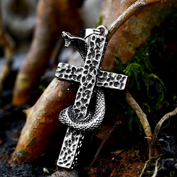 《QBOX 》FASHION 飾品【CBP8-1297】精緻個性原罪之絡蛇纏岩石十字架鈦鋼墬子項鍊/掛飾-細節圖4