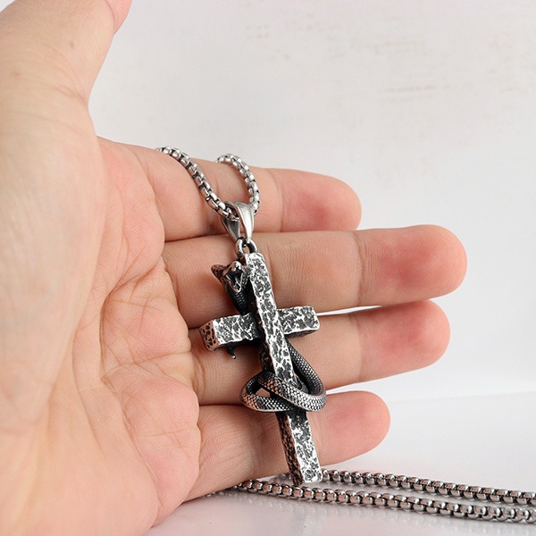 《QBOX 》FASHION 飾品【CBP8-1297】精緻個性原罪之絡蛇纏岩石十字架鈦鋼墬子項鍊/掛飾-細節圖9
