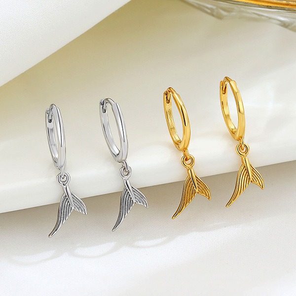 《 QBOX 》FASHION 飾品【EE181】秀氣「深海尾光」鯨尾純銀耳環/耳飾(一對)-細節圖3