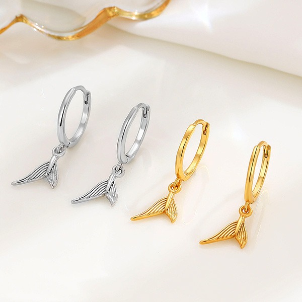 《 QBOX 》FASHION 飾品【EE181】秀氣「深海尾光」鯨尾純銀耳環/耳飾(一對)-細節圖4