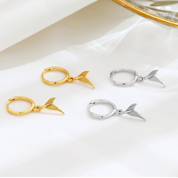 《 QBOX 》FASHION 飾品【EE181】秀氣「深海尾光」鯨尾純銀耳環/耳飾(一對)-細節圖5